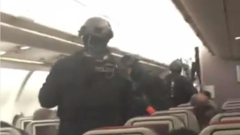 Autoridades entram no avião da Malaysia Airlines