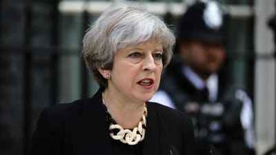 Incêndio em Londres: Theresa May promete quase seis milhões em ajuda - TVI
