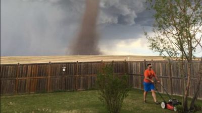 Cortar a relva ao lado de um tornado - TVI
