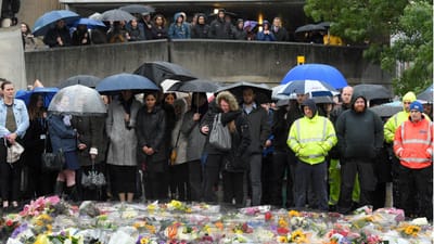 Reino Unido faz minuto de silêncio pelas vítimas do ataque - TVI