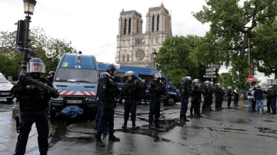 Polícia atacado com martelo junto à catedral de Notre-Dame - TVI