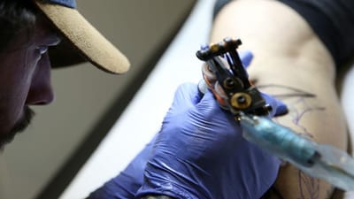 Homem morre depois de nadar com tatuagem acabada de fazer - TVI