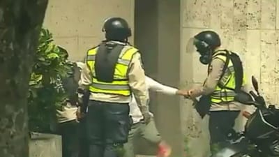 Vídeo mostra polícia a roubar manifestante na Venezuela - TVI