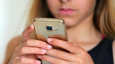 França proíbe telemóveis nas escolas - TVI