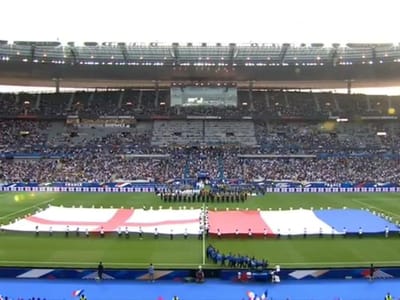 VÍDEO: Stade de France a cantar Oasis num tributo arrepiante - TVI