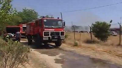 Incêndio queima 40 carros num parque de estacionamento em Faro - TVI