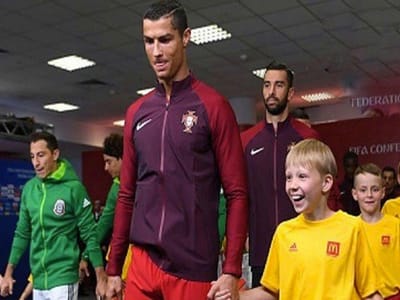 FOTO: ar de felicidade de criança ao lado de Ronaldo corre o Mundo - TVI