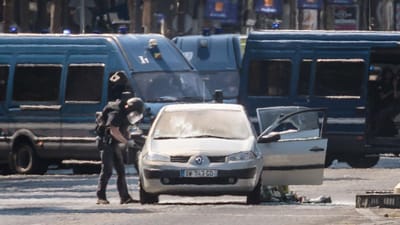 Condutor armado abalroa intencionalmente carrinha da polícia em Paris - TVI
