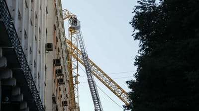 Grua de grandes dimensões cai em Lisboa e faz dois feridos - TVI