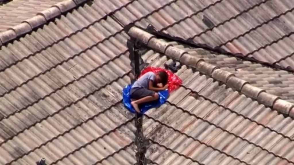 Criança encontrada a dormir num telhado 