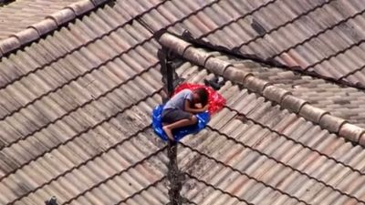 Criança desaparecida  encontrada a dormir no telhado - TVI