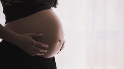 Dormir de barriga para cima no último trimestre da gravidez pode ser fatal - TVI