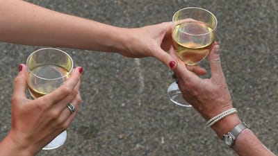 Covid-19: Governo proíbe bebidas alcoólicas na via pública e eventos com mais de 100 pessoas - TVI