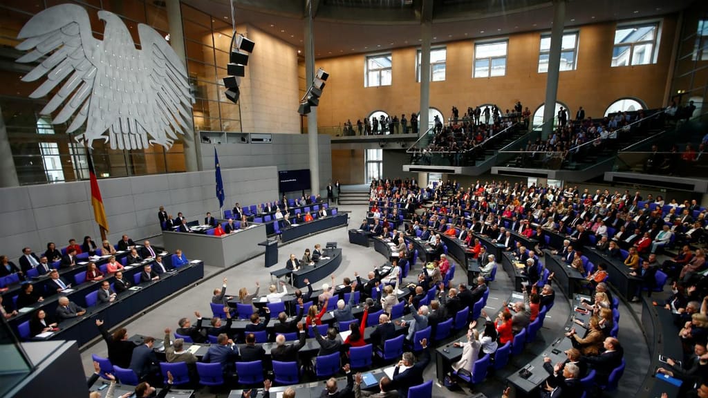 Parlamento alemão vota a favor da legalização do casamento gay