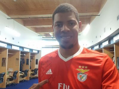 Craque do Real Madrid veste-se à Benfica: «Muito feliz» - TVI