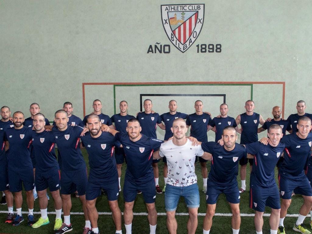 Jogadores do At. Bilbao com um bonito «corte» de solidariedade