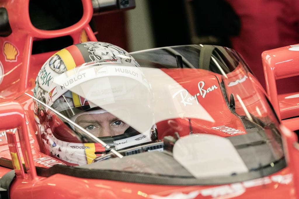 Sebastian Vettel testa escudo com Ferrari