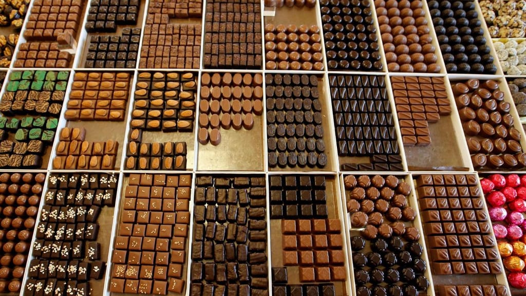 Chocolates feitos à mão na fábrica de chocolate Puyricard