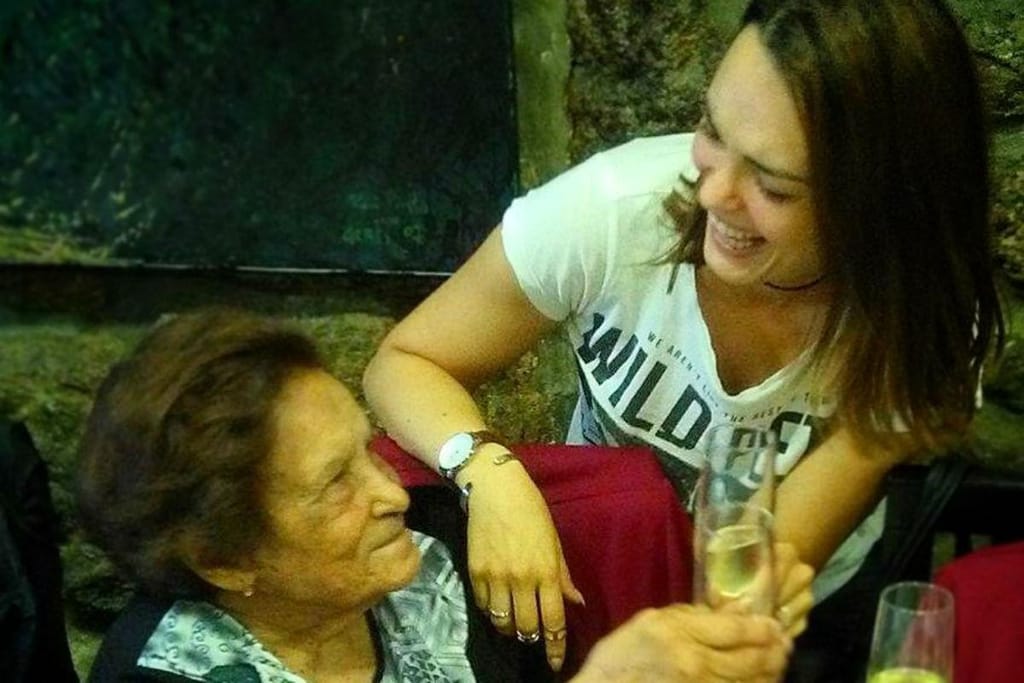 Melania Gomes em momento especial com a tia de 100 anos