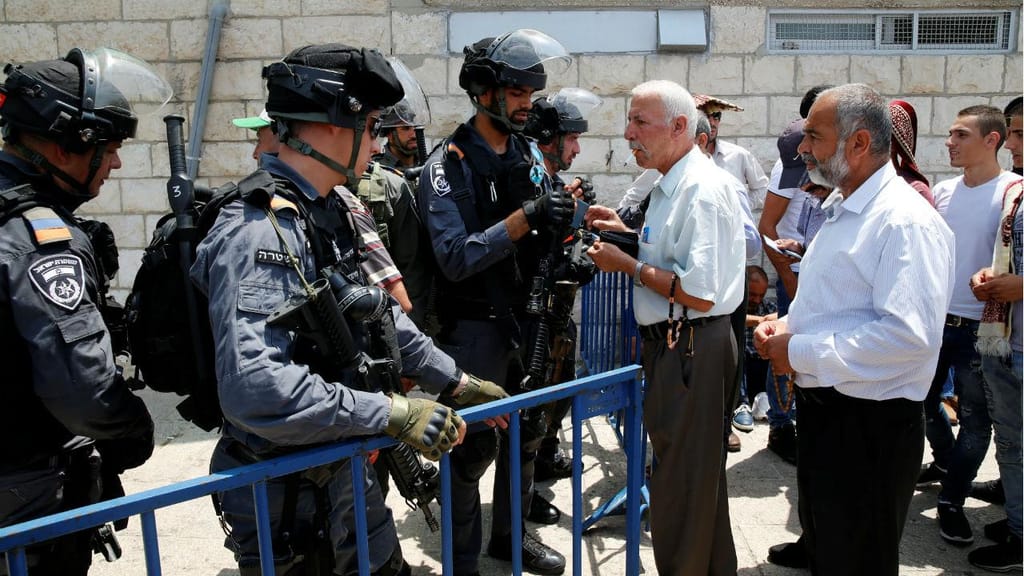 Confrontos entre elementos da polícia israelita e manifestantes palestianos, em Jerusalém
