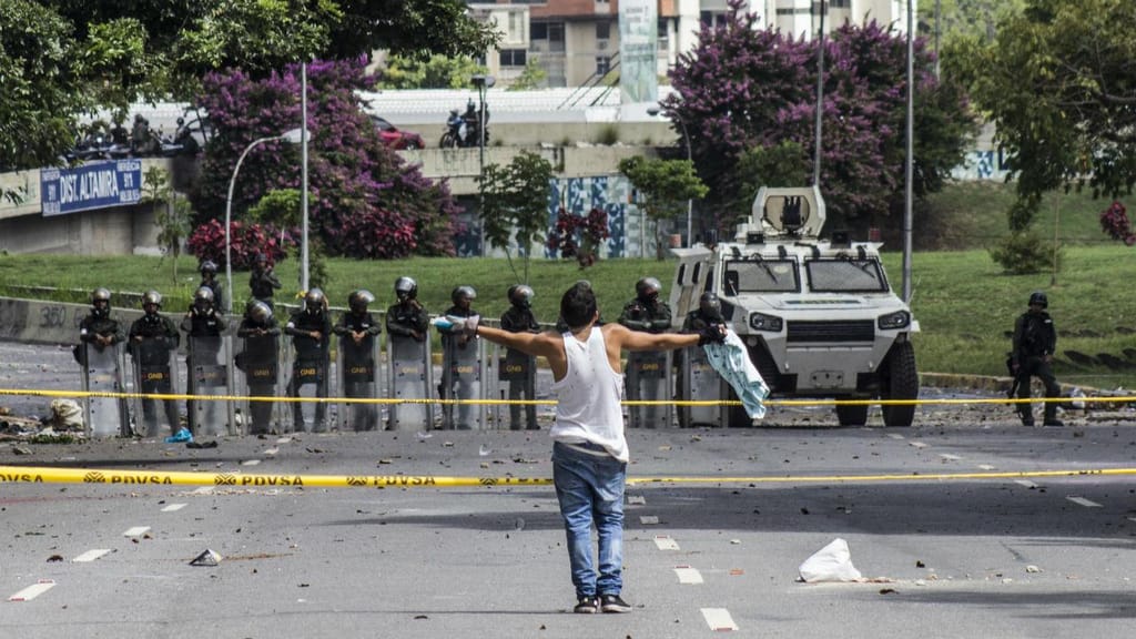 Confrontos durante a greve geral marcada pela oposição a Nicolás Maduro
