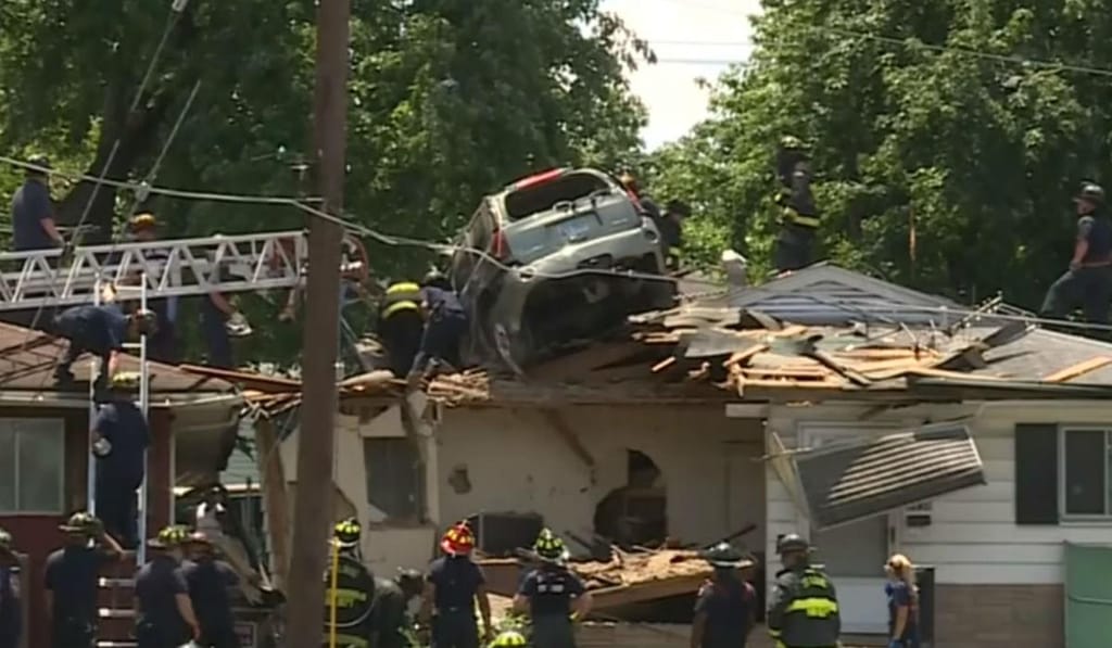 SUV aterrou no telhado de uma casa