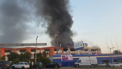 Fogo perto de centro comercial do Algarve - TVI