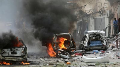 Pelo menos 18 mortos em duas explosões na capital da Somália - TVI