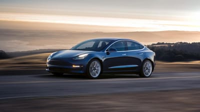 Produção do Tesla Model 3 vai chegar às duas mil unidades por semana - TVI