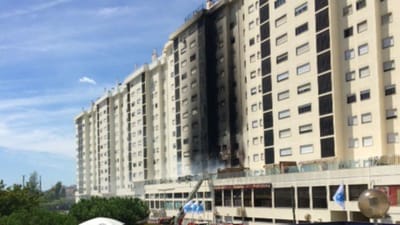 Sacavém: fogo na Quinta do Património obriga a evacuar prédio - TVI