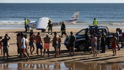 Homem e criança morrem colhidos por aeronave em praia da Caparica - TVI
