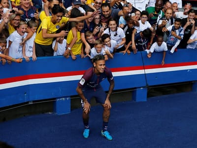 VÍDEO: Neymar emocionado com homenagem na Torre Eiffel - TVI
