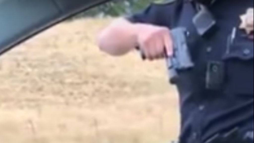 Polícia aponta arma a homem durante nove minutos