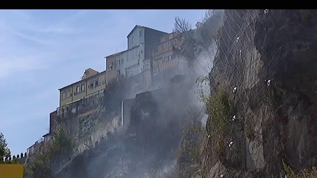 Fogo deflagrou na Escarpa das Fontainhas, no Porto