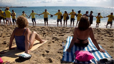 Explosivo encontrado na água fecha praia em Barcelona - TVI