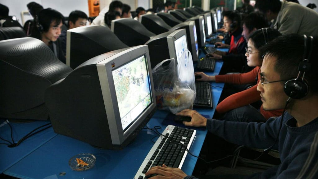 Café na China com internet em Xichang, província de Sichuan