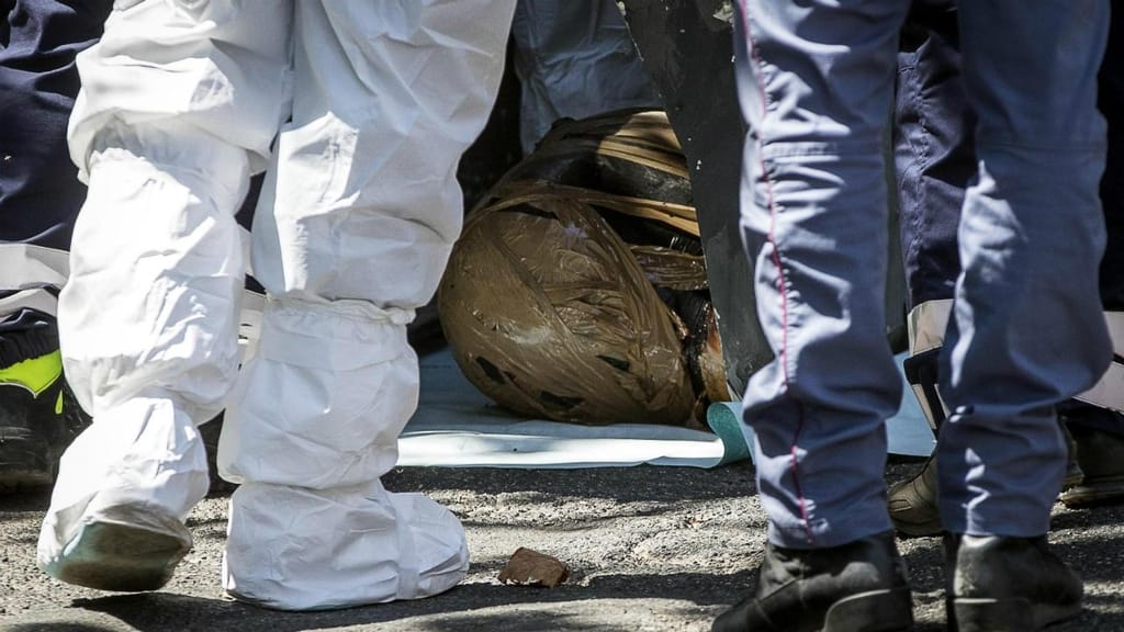 Polícia italiana analisa caixote do lixo onde foi descoberto corpo desmembrado