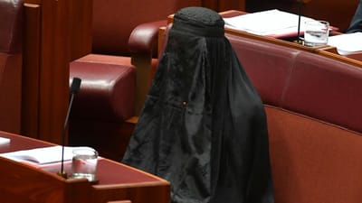 O que faz esta mulher de burca no senado australiano? - TVI
