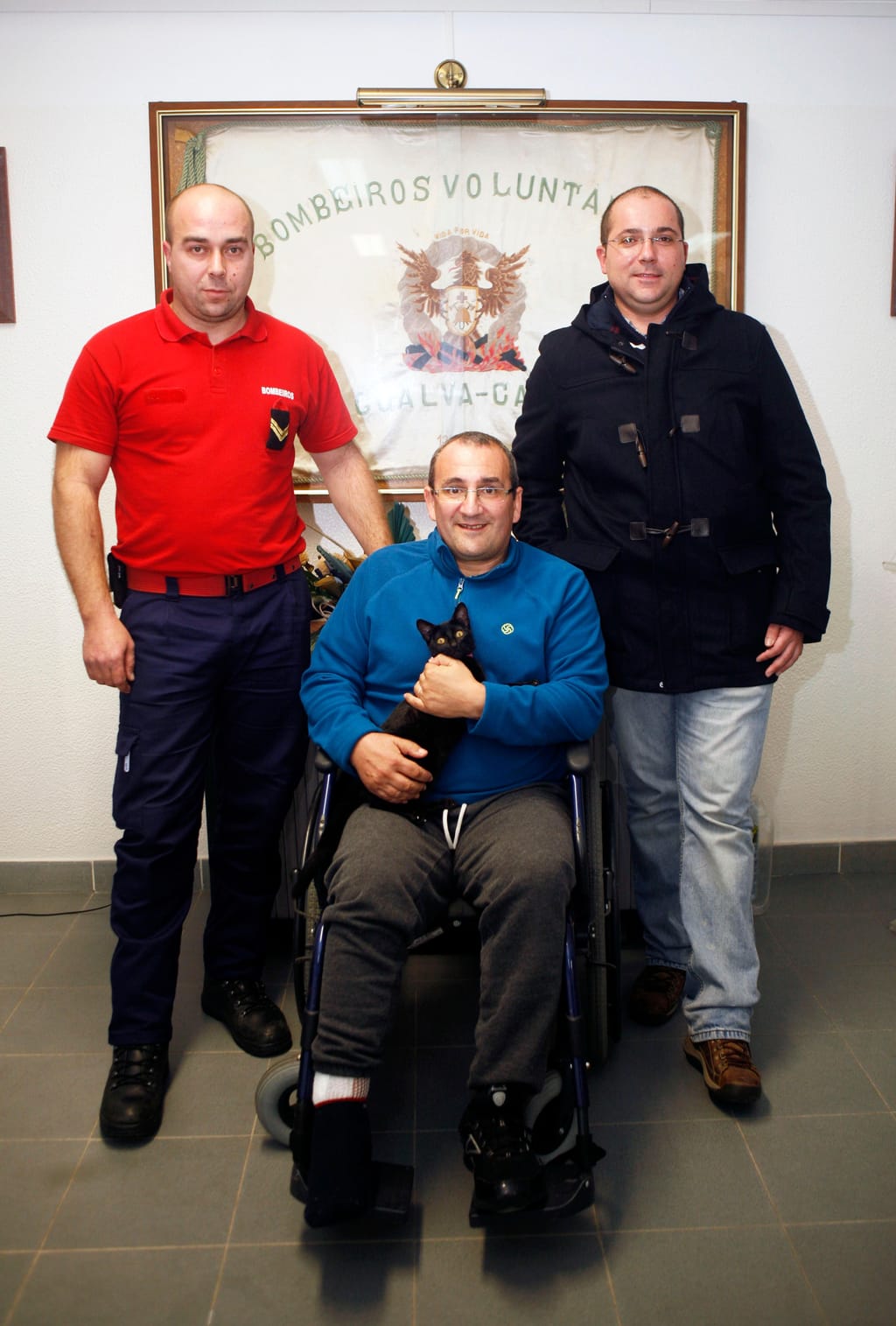 Bombeiros Heróis: Hugo Graça, o chefe Jorge Simão (com a gata Kika), e Nuno Duarte em janeiro de 2017