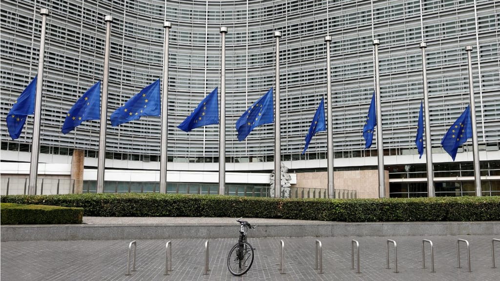 Comissão Europeia com bandeiras a meia haste em homenagem as vítimas do ataque em Barcelona 
