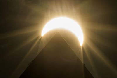 Incrível: suspeito de roubar carro parou para ver eclipse e foi preso - TVI