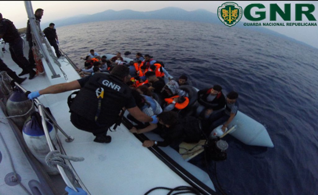 Resgate da GNR no mar Egeu