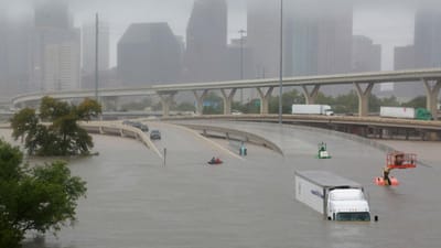 Alerta no Texas: diques a transbordar obrigam a retirar populações - TVI