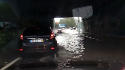 Chuvada e trovoada causam inundações na Grande Lisboa e não só - TVI