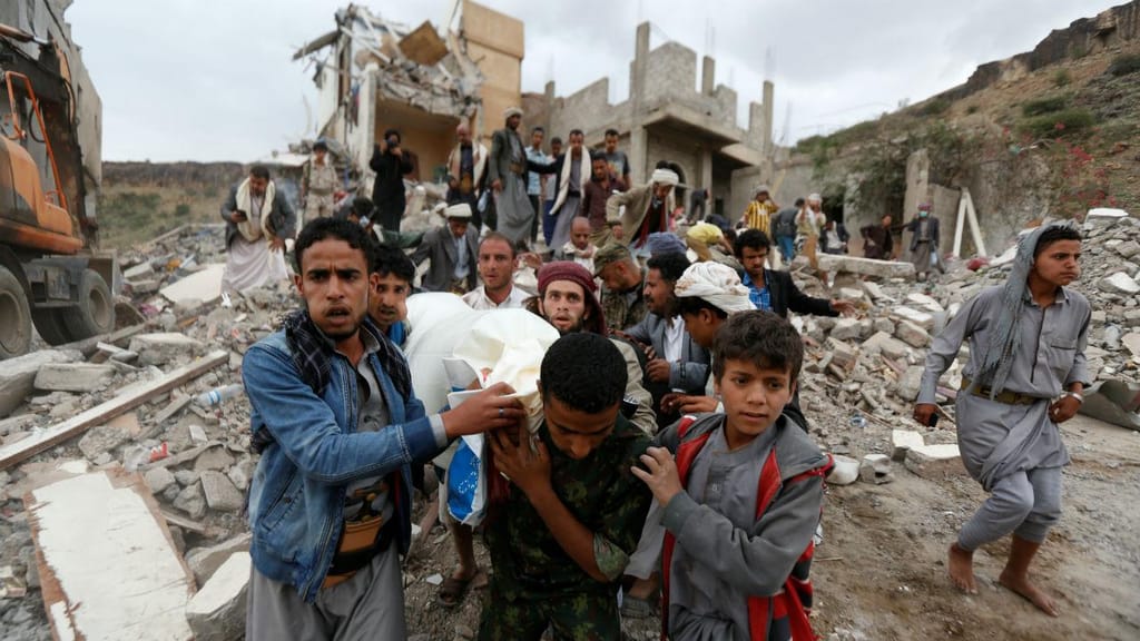 Bombardeamento mata família no Iémen