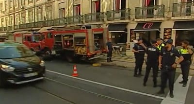 Fogo na Baixa de Lisboa obriga a socorrer duas moradoras - TVI