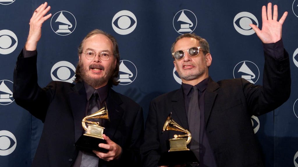 Walter Becker (esq.) e Donald Fagan dos Steely Dan a receber um Grammy