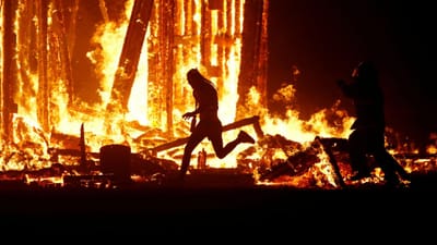 Homem atira-se para as chamas em festival e acaba por morrer - TVI