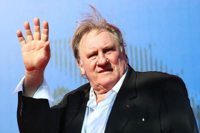 Gérard Depardieu detido por queixas de abusos sexuais durante gravação de dois filmes - TVI