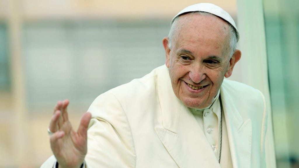Papa Francisco a despedir-se das pessoas para visitar Cartagena na Colômbia 